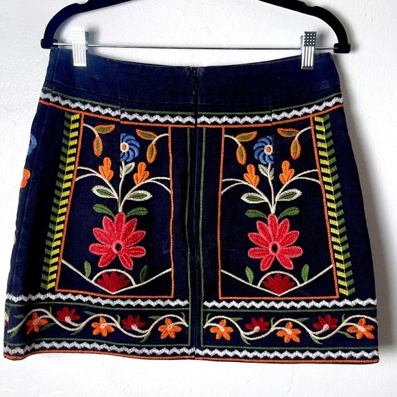 Ally Colorful Embroidered Floral Black Mini Skirt Size 8 - Picture 3 of 7